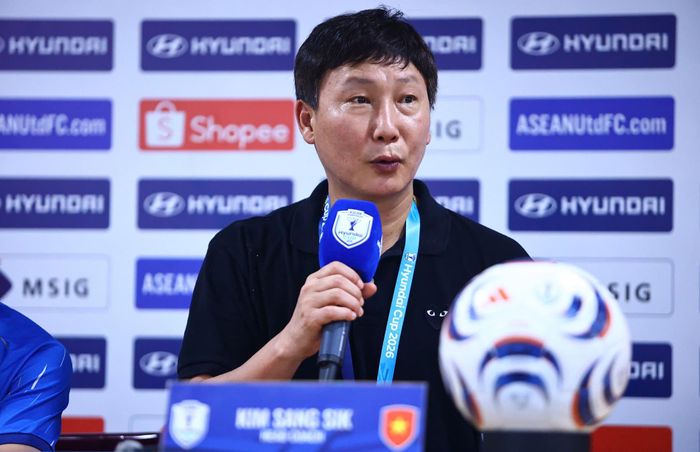 HLV Kim Sang-sik vui mừng vì cùng tuyển Việt Nam vô địch AFF Cup 2026 (Ảnh: S.N).