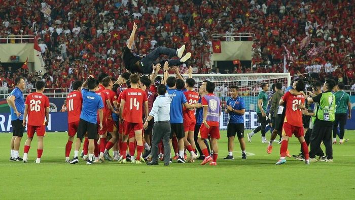 Các tuyển thủ Việt Nam tung hô HLV Kim Sang-sik (Ảnh: S.N).