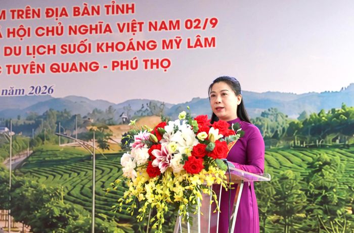 Bà LêThị Kim Dung, Phó bí thư Thường trực Tỉnh ủy Tuyên Quang phát biểu tại buổi lễ.