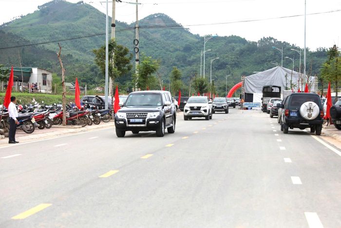 Các đại biểu thực hiện nghi thức thông xe.