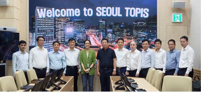 Đoàn công tác thăm Trung tâm Điều hành Giao thông đô thị thông minh Seoul.