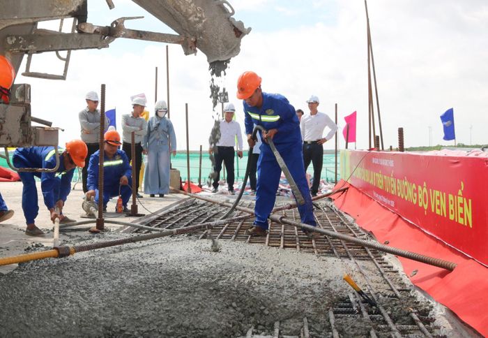 Sau 22 tháng thi công, cầu Ba Lai 8 chính thức hợp long, đây là dấu mốc quan trọng.