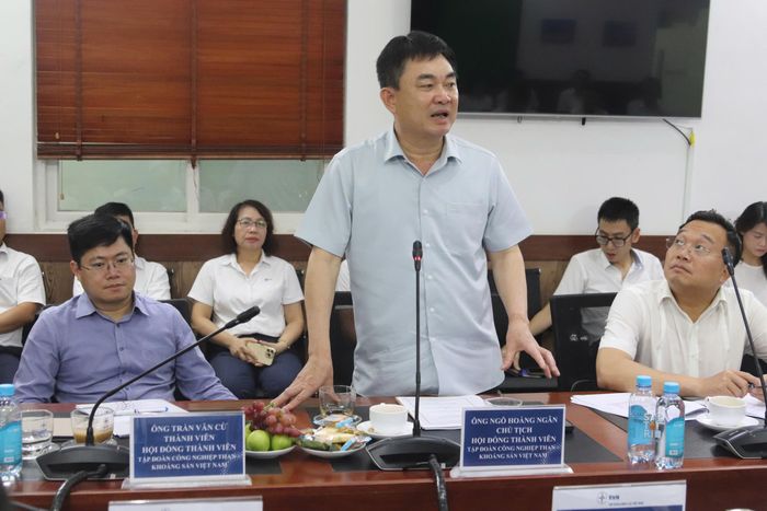 Chủ tịch HĐTV TKV Ngô Hoàng Ngân ghi nhận nỗ lực của nhà máy trong công tác tiếp nhận tàu và quản lý kho than an toàn.