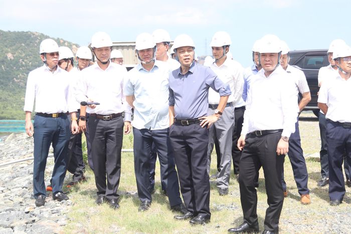 Lãnh đạo EVN và TKV kiểm tra thực địa tại Nhà máy Nhiệt điện Vĩnh Tân 4.