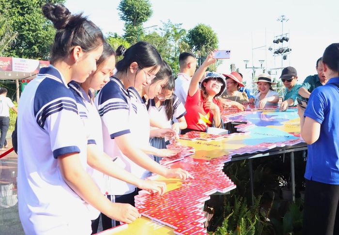 Các em cho biết, đây là lần đầu tiên mình được tham gia hoạt động cộng đồng ý nghĩa và sáng tạo này. Qua đây, đã giúp các em bồi đắp thêm lòng yêu nước, nâng cao ý thức trách nhiệm và nỗ lực học tập, rèn luyện để trở thành những công dân có ích cho xã hội, góp phần xây dựng quê hương ngày càng phát triển. 