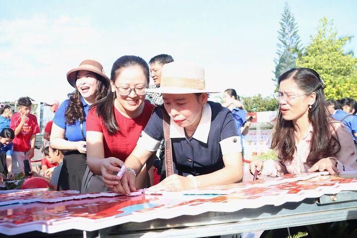 Đông đảo các tầng lớp nhân dân trên địa bàn đã hào hứng tham gia hoạt động. 