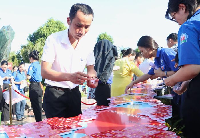 Theo kế hoạch, mô hình sẽ được hoàn thiện vào lúc 19h ngày 27/8. Sau đó, tại không gian này, địa phương sẽ tổ chức chương trình "Tự hào Việt Nam - Nghĩa Lộ khát vọng vươn xa", với các hoạt động văn hóa - nghệ thuật, triển lãm sinh vật cảnh, ẩm thực... tạo không khí vui tươi, phấn khởi cho người dân.