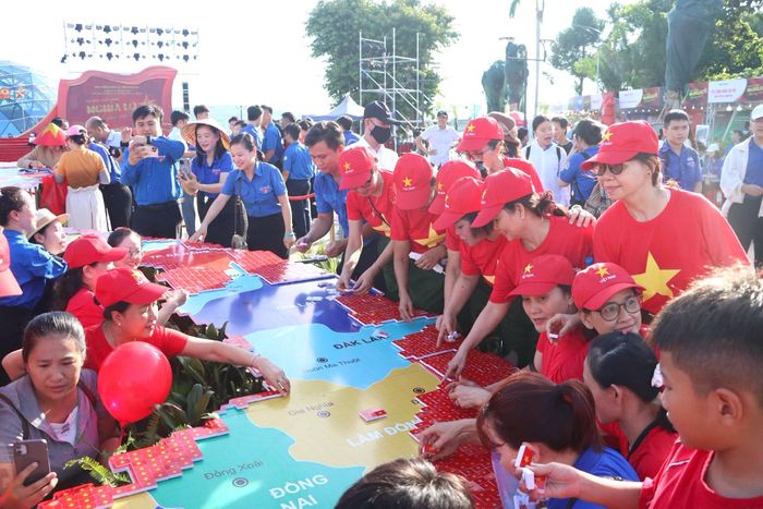 Chủ tịch UBND phường Nghĩa Lộ Trần Đình Trường cho biết, hoạt động được địa phương tổ chức nhằm góp phần lan tỏa tình yêu quê hương, đất nước, niềm tự hào dân tộc và tạo không gian trải nghiệm cộng đồng ý nghĩa cho người dân. 