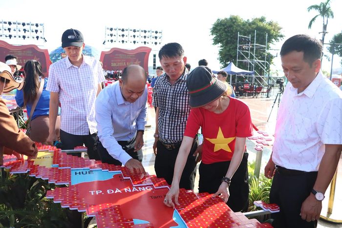 Thông qua mô hình này, phường Nghĩa Lộ huy động cán bộ, công chức, viên chức, doanh nghiệp, các đơn vị, người dân tham gia đóng góp 10.000 đồng cho mỗi lá cờ, trên tinh thần tự nguyện. Toàn bộ nguồn đóng góp được tiếp nhận, quản lý và công khai theo quy định, sử dụng vào mục đích an sinh xã hội trên địa bàn.