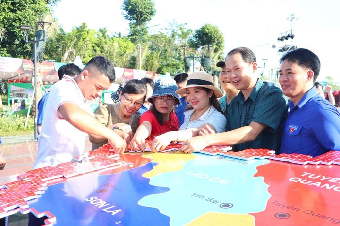 "Đây không đơn thuần là việc ghép các lá cờ, mà mỗi lá cờ được ghép là một tình cảm thiêng liêng dành cho Tổ quốc. Mỗi người dân tham gia sự kiện tượng trưng cho một mảnh ghép, đồng lòng kết nối các thế hệ vì một mục tiêu chung. Bản đồ hoàn thành thể hiện sự đoàn kết, lòng yêu nước và khát vọng vươn lên", ông Trường nói.