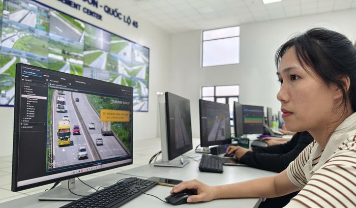 Thông qua hệ thống camera, lực lượng CSGT và đơn vị chức năng sẽ phát hiện các phương tiện có dấu hiệu bám đuôi xe chạy liền trước hoặc cố tình không đảm bảo khoảng cách an toàn theo quy định. Quá trình xử lý, tài xế sẽ được xem lại toàn bộ diễn biến hành vi qua video.