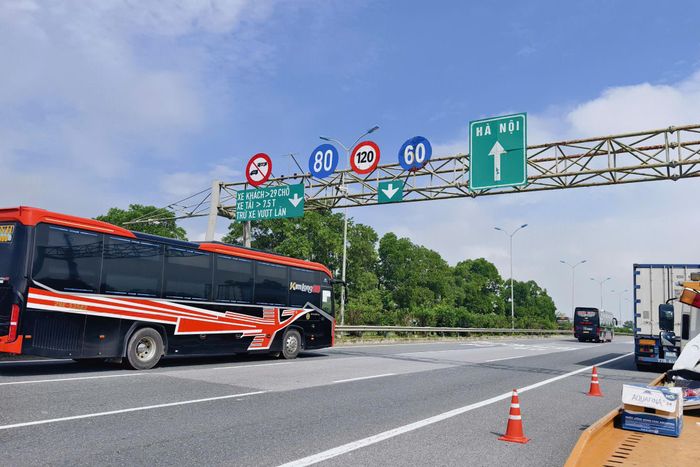 "Do đó, tài xế cần thường xuyên quan sát, chủ động duy trì khoảng cách phù hợp với xe phía trước. Đặc biệt, khi trời mưa, sương mù, mặt đường trơn trượt, tầm nhìn hạn chế hoặc mật độ phương tiện tăng cao, cần giảm tốc độ và tăng khoảng cách an toàn, tuyệt đối không bám đuôi xe phía trước", thượng tá Thắng khuyến cáo.
