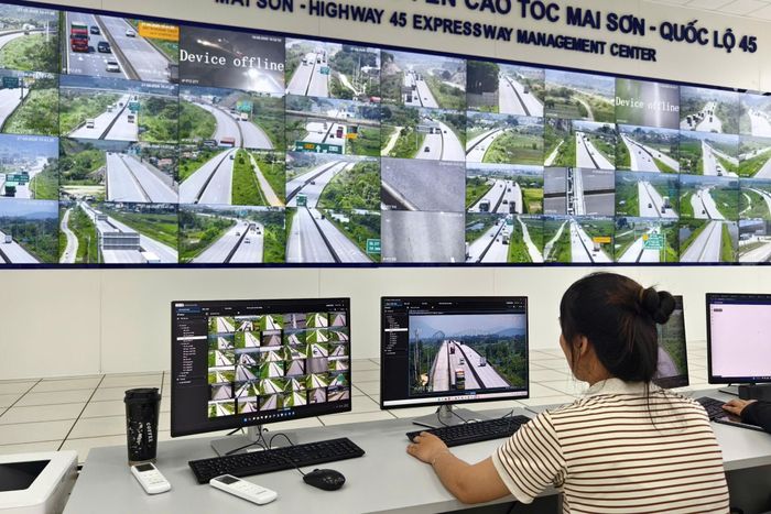 Ngoài ra, tại Trung tâm giám sát tuyến cao tốc Mai Sơn - quốc lộ 45 thuộc Cục Đường bộ Việt Nam (Bộ Xây dựng), các đơn vị chức năng cũng sử dụng hệ thống camera AI và camera siêu nét để giám sát, phát hiện các hành vi vi phạm trên tuyến.