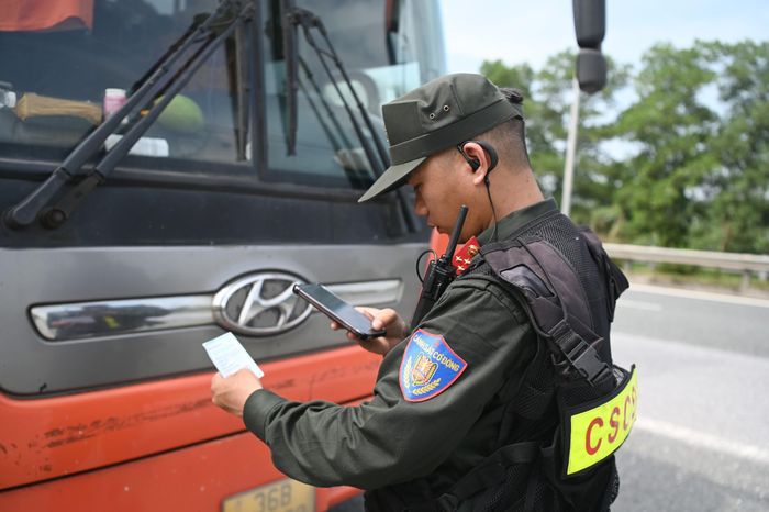 Quá trình bị xử lý, một số tài xế cho biết, họ đang lưu thông trên cao tốc thì phát hiện xe phía trước phanh lại nên buộc phải phanh để tránh va chạm, dẫn đến không giữ được khoảng cách an toàn. Tuy nhiên, sau khi xem clip do CSGT cung cấp, các tài xế đều thừa nhận lỗi.