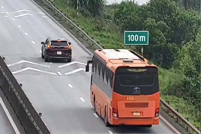 Đội CSGT đường bộ cao tốc số 3 cho biết thêm, tính đến 14h30 ngày 27/8, lực lượng tuần tra trên tuyến cao tốc Pháp Vân - Cầu Giẽ - Cao Bồ - Mai Sơn - QL45 - Nghi Sơn đã phát hiện và lập biên bản 8 trường hợp tài xế vi phạm. Mỗi trường hợp bị phạt tiền từ 4-6 triệu đồng và trừ hai điểm giấy phép lái xe.