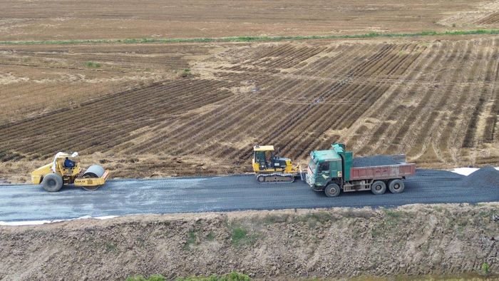 Kỹ sư Lê Việt Đức, Chỉ huy trưởng thi công gói thầu số 15 (thuộc Công ty Xây lắp Thành An 96) cho biết, trên công trường nhà thầu đang tăng ca, kíp làm việc liên tục để sớm hoàn thành gói thầu trong tháng 10/2026.