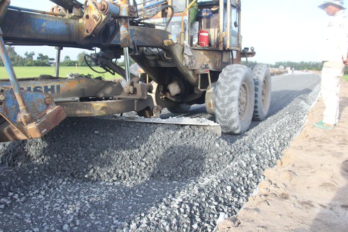 Thi công cấp phối đá dăm tỉnh lộ 857 qua xã Mỹ Quí.