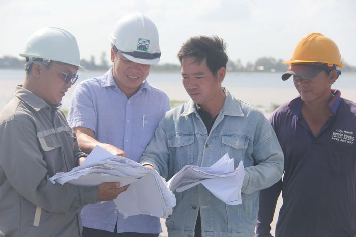 Kỹ sư Trương Tuấn Kiệt, cán bộ kỹ thuật gói thầu 13 (thuộc Công ty TNHH Tuấn Hiền) cho biết, đơn vị phụ trách 5,5km, hiện tại hạng mục lên cấp phối đá dăm đã hoàn thiện được 3km, sản lượng đạt hơn 86% khối lượng. "Chúng tôi đang triển khai song song các mũi rải thảm đá, lu lèn đường... hạng mục phụ trợ, làm việc xuyên lễ 2/9, phấn đấu hoàn thành gói thầu cuối tháng 9 này", kỹ sư Kiệt nói.