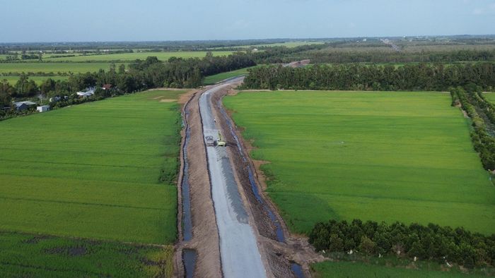 Theo ông Phan Minh Chánh, Phó giám đốc Ban Quản lý dự án Đầu tư xây dựng công trình giao thông tỉnh Đồng Tháp (chủ đầu tư), dự án gồm 10 gói thầu xây lắp, đến nay tiến độ đạt 64,9% giá trị xây lắp, giá trị thực hiện 742 tỷ đồng. Theo kế hoạch 4 gói thầu xây lắp sẽ hoàn thành trong năm 2026, thông xe toàn tuyến trong quý II/2027.