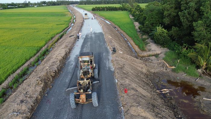 Thiếu tá Trần Đức Cường, Chỉ huy trưởng thi công, (thuộc Tổng công ty Trường Sơn) cho biết, gói thầu dài 3,8km, hiện tại đã làm xong các cầu và 3 cống phát sinh. "Thời gian qua vật liệu khan hiếm, giá vật liệu biến động mạnh ảnh hưởng trực tiếp đến tiến độ triển khai. Nhà thầu đang cố gắng đặt mục tiêu hoàn thành gói thầu trong năm 2026", thiếu tá Cường cho hay.