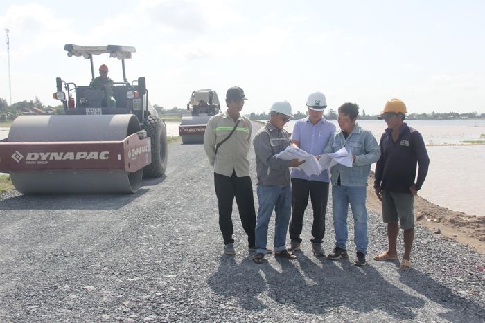Sau hơn 4 năm khởi công (tháng 7/2022) đường tỉnh 857, với tổng mức đầu tư 2.180 tỷ đồng. Quá trình triển khai gặp nhiều khó khăn về nguồn cung vật liệu, giải phóng mặt bằng khiến tiến độ bị ảnh hưởng.