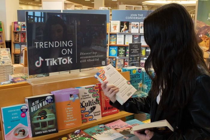 BookTok đã trở nên phổ biến đến mức các nhà sách lớn như Chapters Indigo, đều có một khu vực dành riêng cho những cuốn sách được ưa chuộng trên ứng dụng này. (Ảnh: Rebecca Weston).