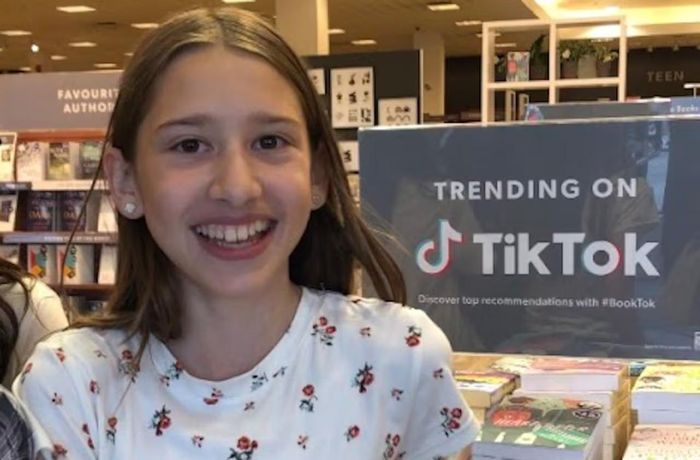 Azra Çelik 12 tuổi, đến một hiệu sách ở Calgary nhờ sự lan tỏa của chiến dịch BookTok. (Ảnh: Saloni Bhugra/CBC).