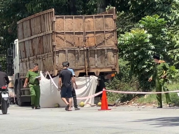 Lực lượng chức năng xử lý hiện trường.