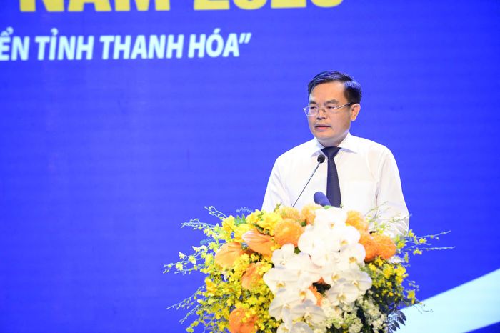 Ông Hoàng Văn Đồng, Giám đốc Sở Xây dựng giải đáp những kiến nghị của doanh nghiệp tại hội nghị.