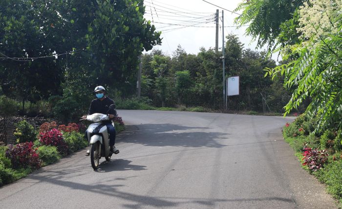 Đường nông thôn được láng nhựa, người dân đi lại thuận lợi hơn.