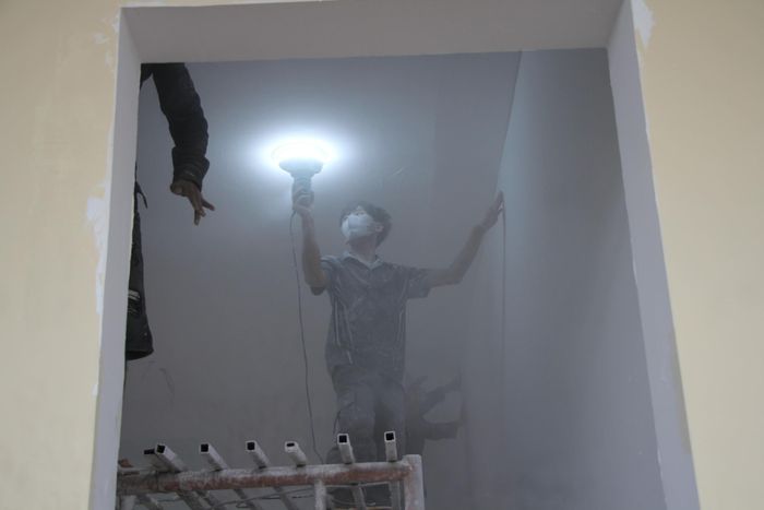 Để đảm bảo tiến độ dự án, mỗi ngày có khoảng 1.000 công nhân tăng ca trên 7 công trường dự án Trường Phổ thông nội trú Tiểu học và THCS tại biên giới Gia Lai.