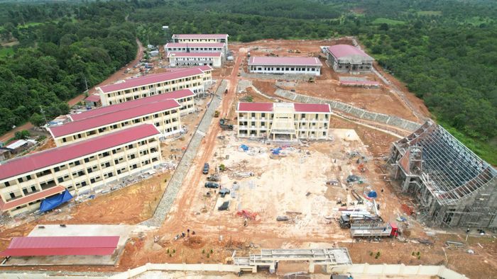 Những ngày cuối tháng 8, trên công trường 7 trường Tiểu học và THCS tại các xã biên giới tỉnh Gia Lai là Ia Mơ, Ia Púch, Ia Pnôn, Ia Nan, Ia Dom, Ia Chia và Ia O, công tác thi công khẩn trương, hối hả.