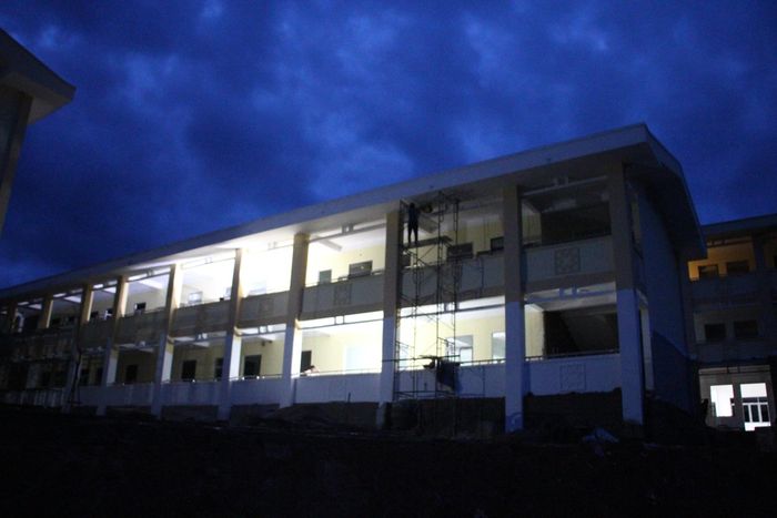 Việc thi công xuyên đêm, tăng ca, tăng kíp được thực hiện để chạy đua với tiến độ dự án.