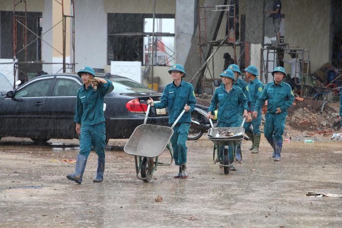 Lực lượng dân quân tại các xã biên giới Gia Lai tham gia hỗ trợ thi công.