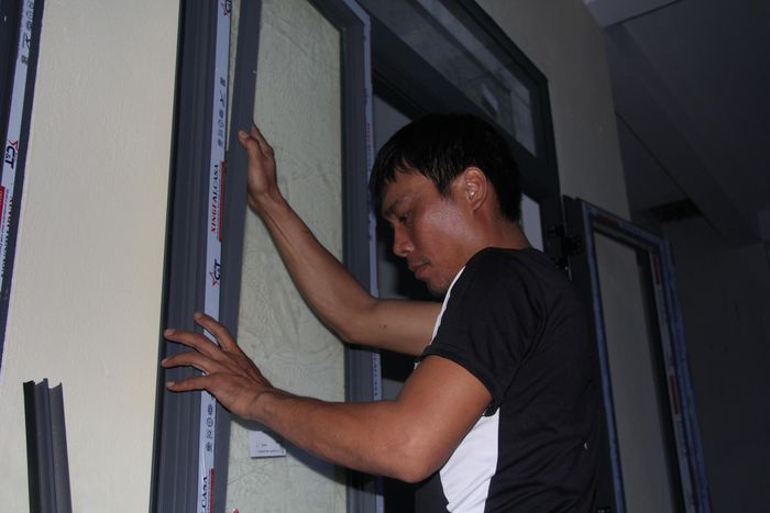 Nhóm công nhân khác thì lắp cửa.