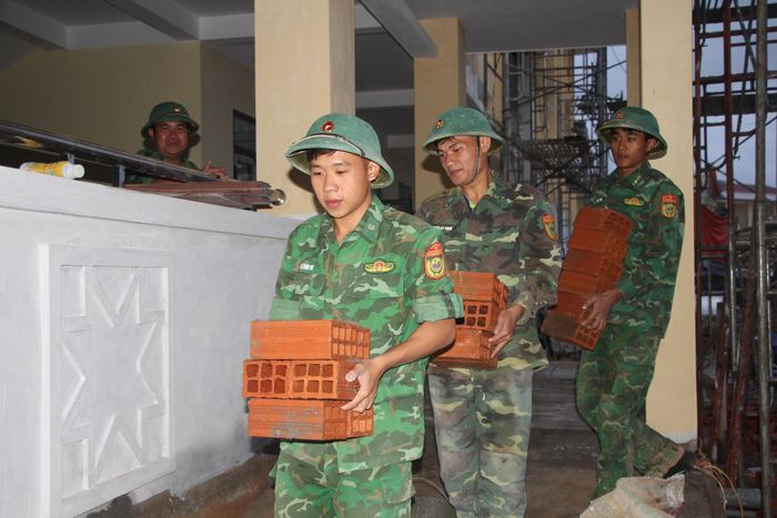 Ban Quản lý Các dự án đầu tư xây dựng tỉnh Gia Lai cho biết, hiện có 820 cán bộ, chiến sĩ quân đội được duy trì hỗ trợ thi công tại 7 điểm trường.