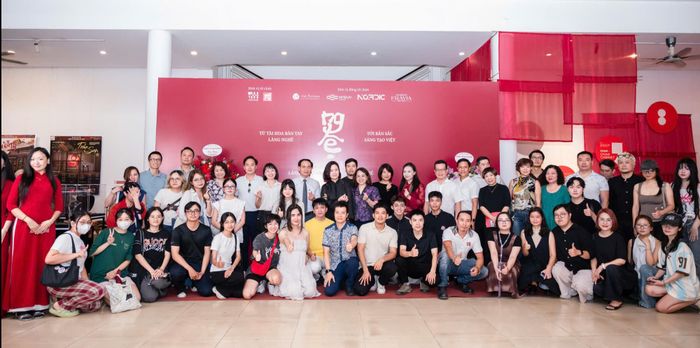 Đông đảo sinh viên Trường Đại học Mỹ thuật Công nghiệp quan tâm đến Triển lãm NGHỆ.
