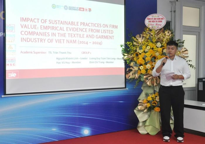 Sinh viên đại diện cho nhóm nghiên cứu trình bày và trả lời những câu hỏi tại hội thảo.