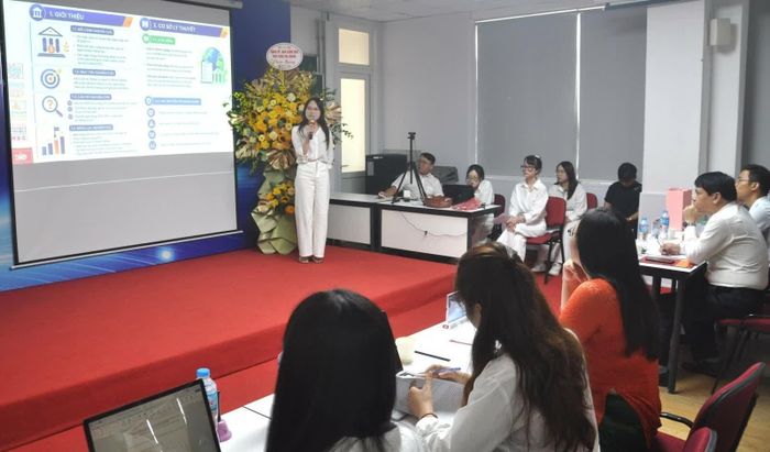 Đại diện nhóm sinh viên tham luận tại hội thảo. Ảnh: Đức Việt.