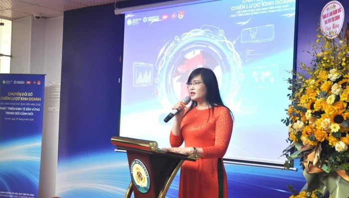 TS. Trịnh Thanh Huyền - Viện trưởng Viện Đào tạo quốc tế phát biểu khai mạc hội thảo.