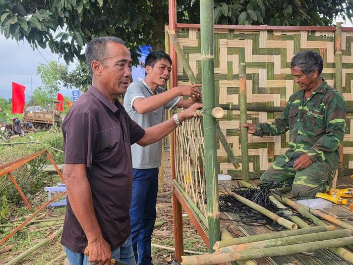 Người dân cùng nhau hoàn thiện gian hàng phục vụ Ngày hội.