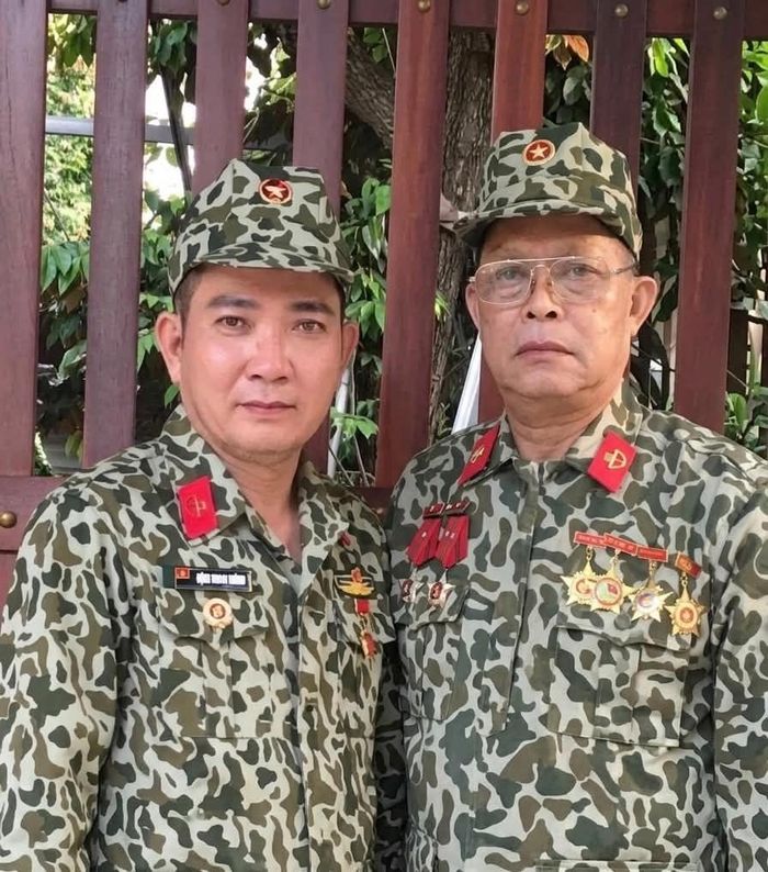 Cựu chiến binh Quách Văn Hùng ( phải ) Tác giả Thành Đô ( bìa trái )- Ảnh: Thành Đô