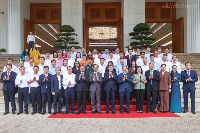 Thủ tướng chụp ảnh cùng các đại biểu - Ảnh: chinhphu.vn↵
