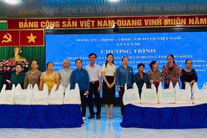 Đại diện lãnh đạo xã Củ Chi, doanh nghiệp chụp ảnh lưu niệm cùng các hộ dân được nhận quà.