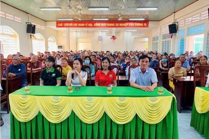 Lãnh đạo xã Củ Chi cùng các đại biểu tham dự chương trình trao quà.