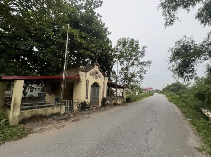 Bức tranh yên bình của một ngôi miếu cổ nằm nép mình dưới bóng cây cổ thụ, hướng mặt nhìn ra dòng sông phẳng lặng. Vẻ đẹp trầm mặc của kiến trúc truyền thống Việt Nam và sự tĩnh lặng của thiên nhiên mang lại cảm giác thư thái cho người vãng cảnh.