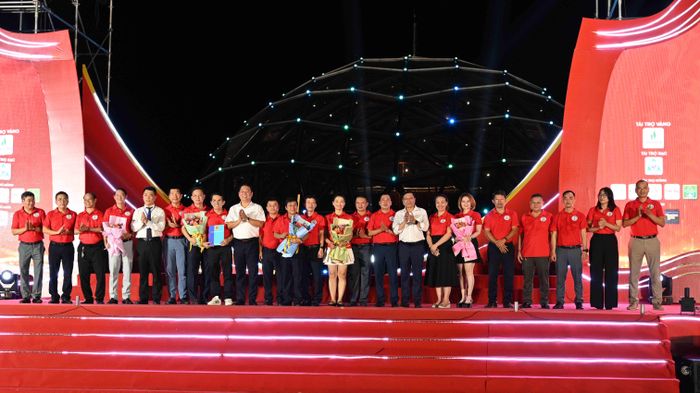 Lãnh đạo tỉnh và phường Nghĩa Lộ trao Quyết định thành lập Hội doanh nhân và ra mắt Hội doanh nhân phường Nghĩa Lộ.