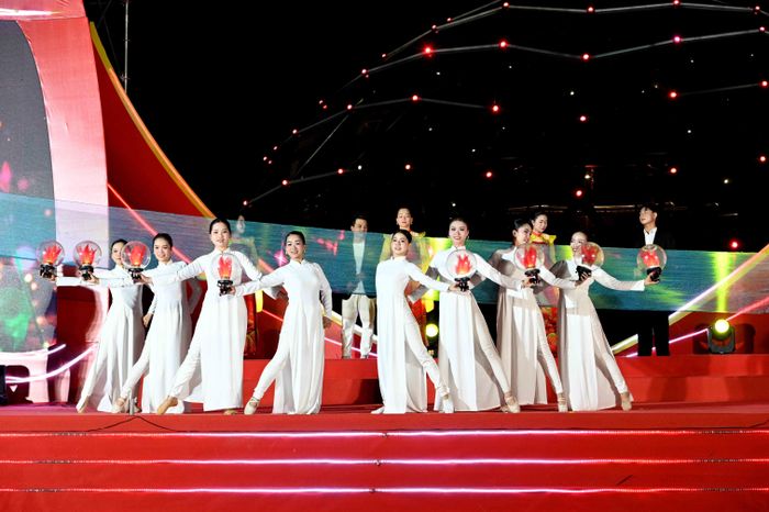 Chương trình nghệ thuật hấp dẫn, sôi nỗi.