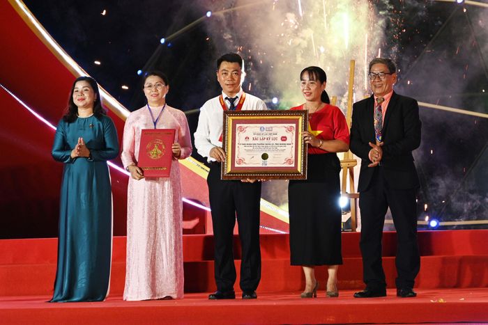 Tổ chức kỷ lục Việt Nam chính thức trao Bằng xác lập kỷ lục Việt Nam đối với mô hình “Bản đồ Việt Nam được ghép nhiều lá cờ Tổ quốc nhất” cho phường Nghĩa Lộ, tỉnh Quảng Ngãi.