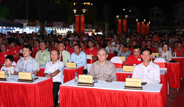 Các đồng chí lãnh đạo tỉnh tham dự khai mạc chuỗi sự kiện phường Nghĩa Lộ